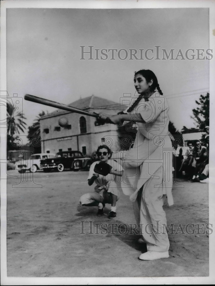 1955 Press Photo Fareeda Qureshi, Fran Enis, Field Day for Pakistani Women - Historic Images