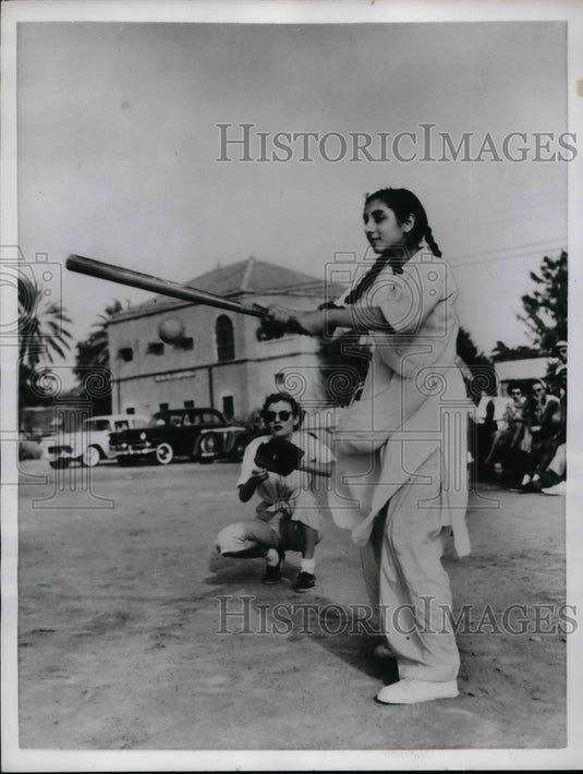 1955 Press Photo Fareeda Qureshi, Fran Enis, Field Day for Pakistani Women - Historic Images
