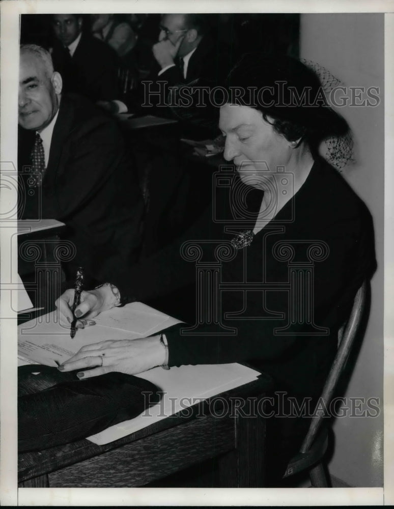1941 Press Photo Mrs Anna Hart takes exam for NY Sheriff - nea74410 - Historic Images