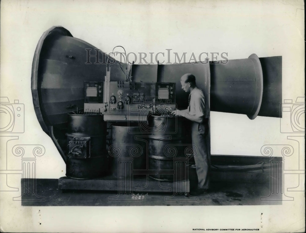 1942 Press Photo Worker Tests Air Cooled Cylinder At Aircraft Engine - nea74500 - Historic Images