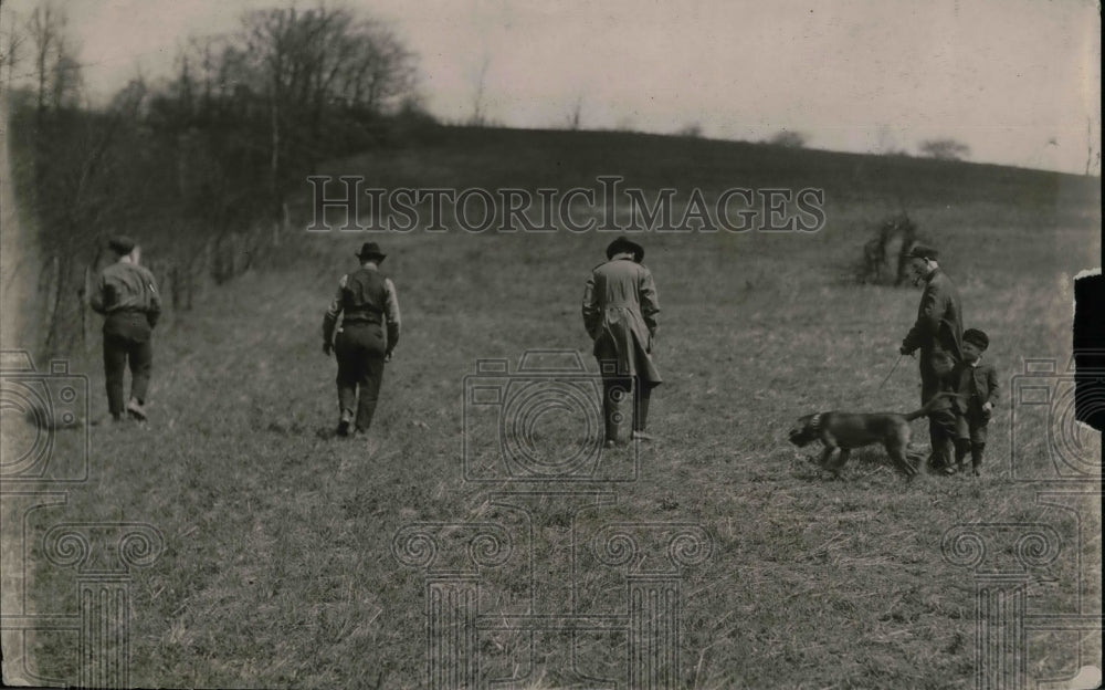 1920 Rodger the Rum Hound of Ruffsdale out hunting with master - Historic Images