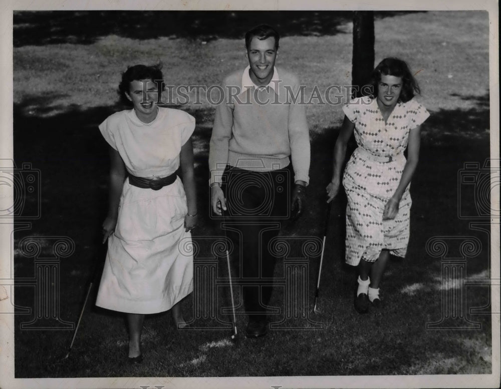 1948 Elaine O&#39;Donnell, Mr Evans &amp; Joan Thompson at golf  - Historic Images