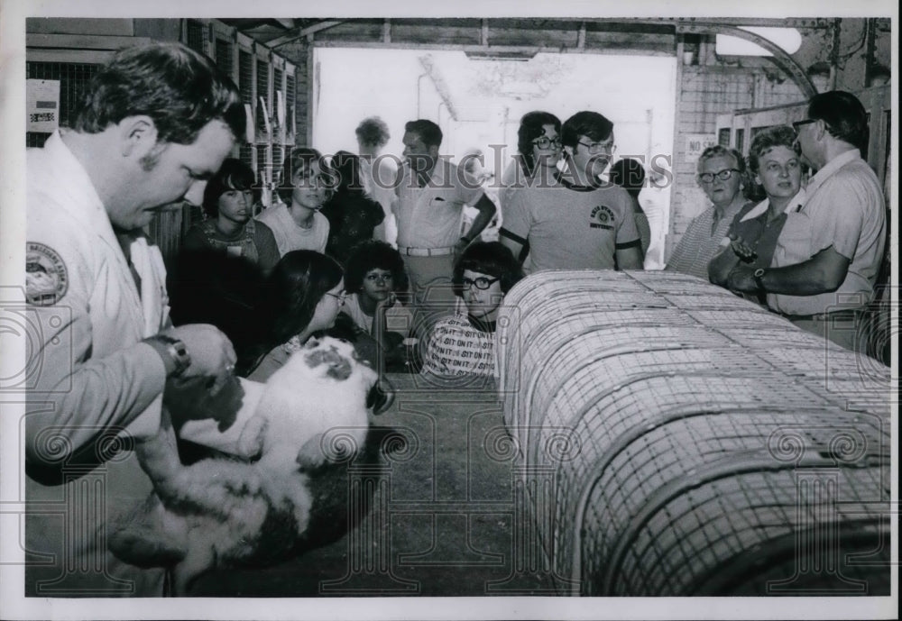 1977 Press Photo Glen Carr of Columbus, Ohio Judges Rabbit at Berea Fair - Historic Images