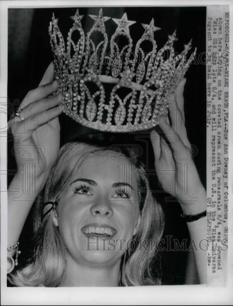 1955 Sue Ann Downey crowned "Miss USA' in Miamia Beach, Fla. - Historic Images