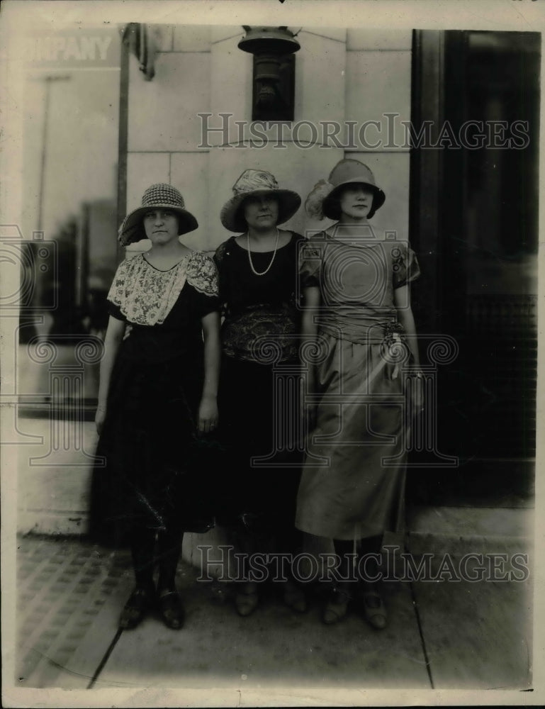1923 Darlie May Jones, Mrs. Huff, and Jessie Alexander  - Historic Images