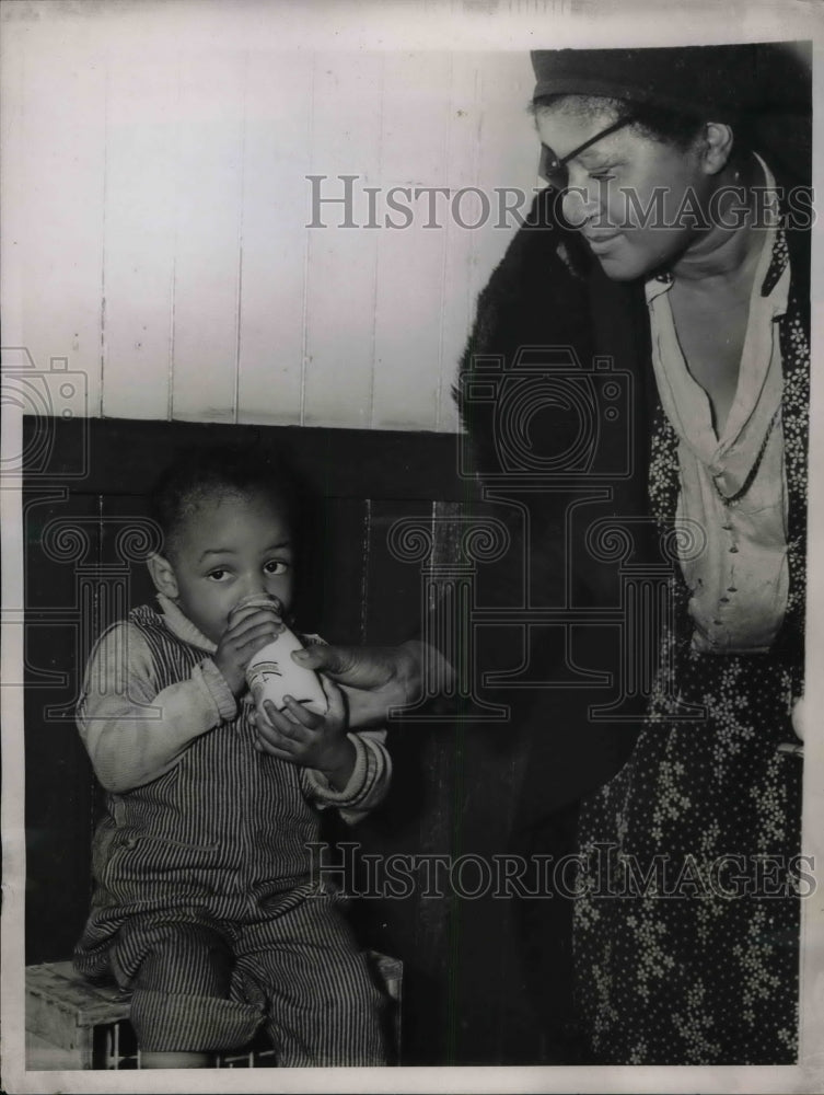 1938 Press Photo Eva Williams and mother shelter from flooding - nea74689 - Historic Images