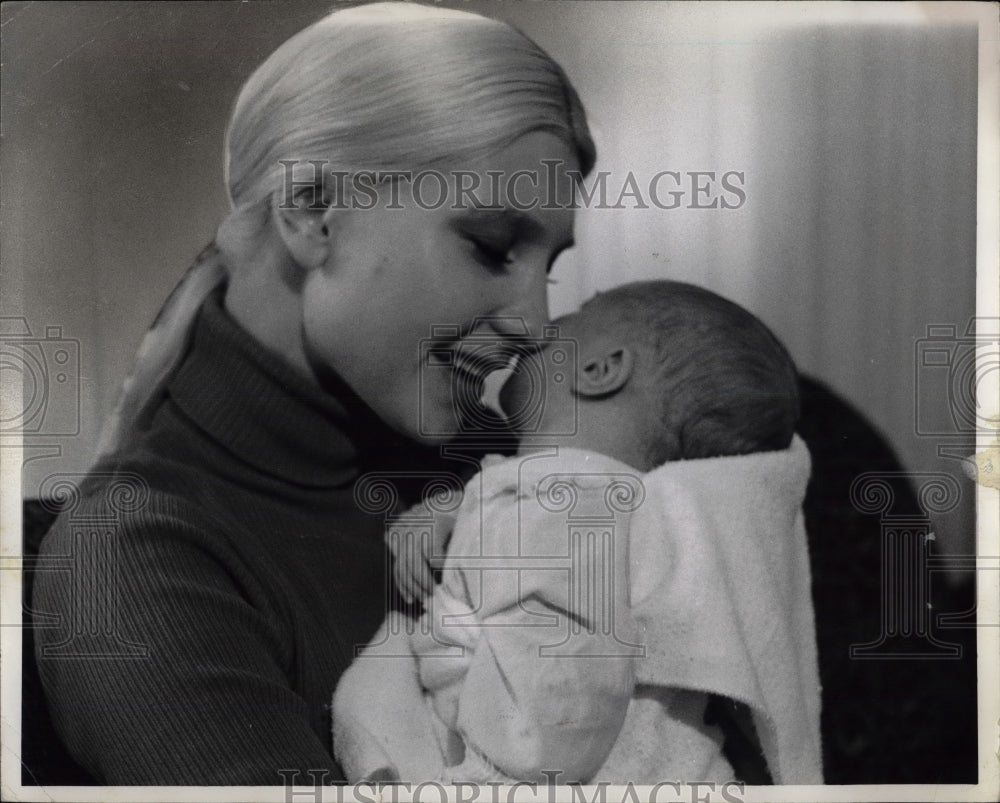 Press Photo Lady with Newborn Baby - nea74793-Historic Images