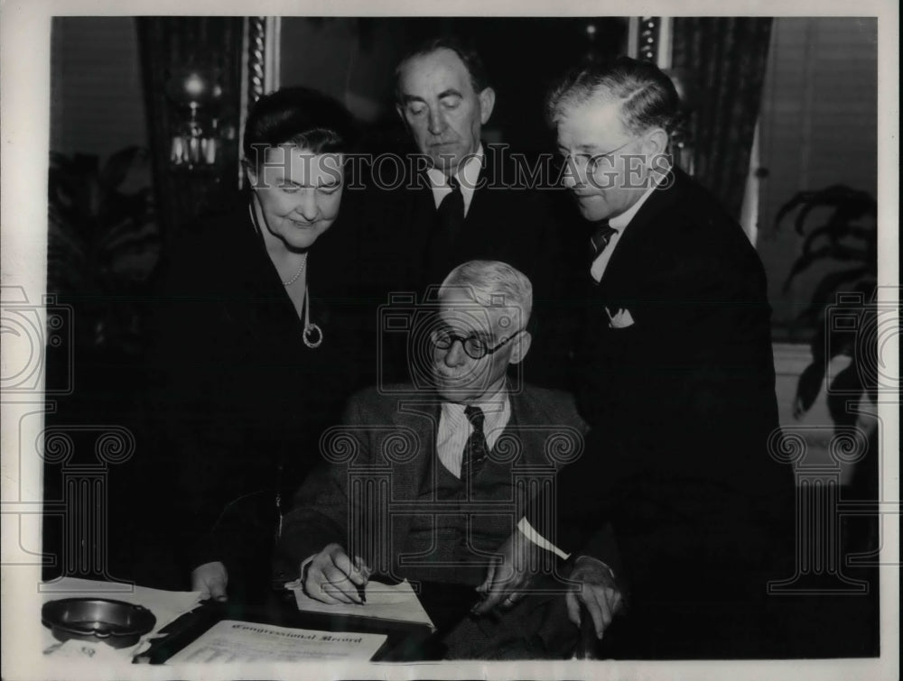 1937 Press Photo Wage Hour Bill Forced to house Floor by Petition - Historic Images