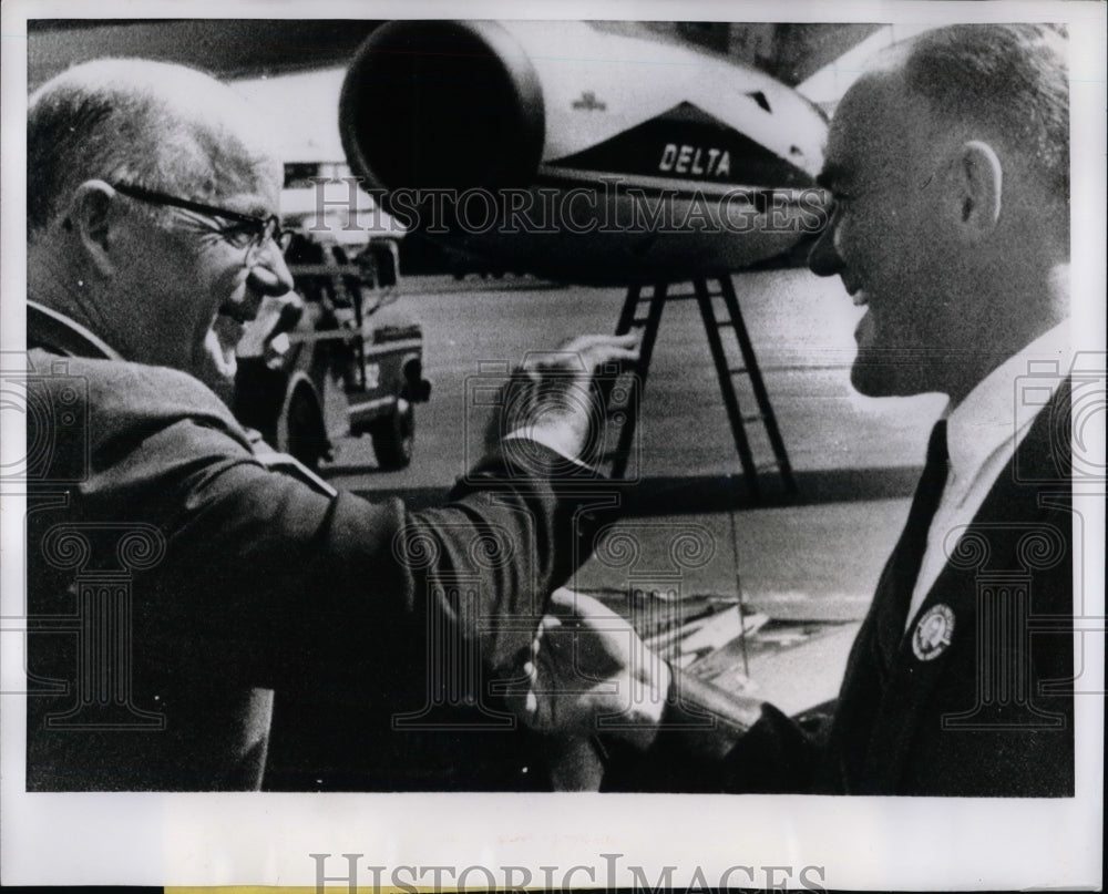 1968 Georgia Governor Lester Maddox Talks With Julian Loe - Historic Images