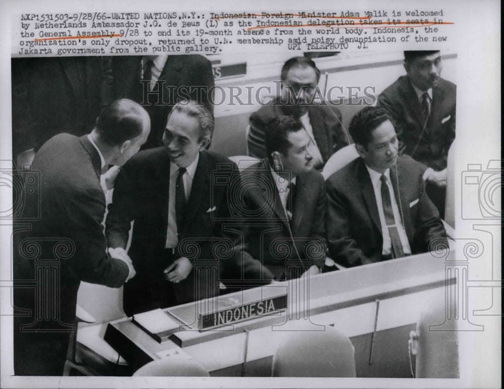 1966 Press Photo Indonesian Minister Adam Malik welcomed by Netherlands Amb. - Historic Images