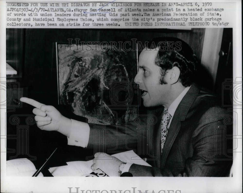 1970 Mayor Sam Massell of Atlanta point his finger with Union Leader - Historic Images