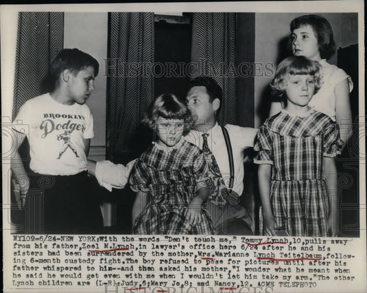 1949 Zoel Lynch and family in lawyer's office, custody battle - Historic Images