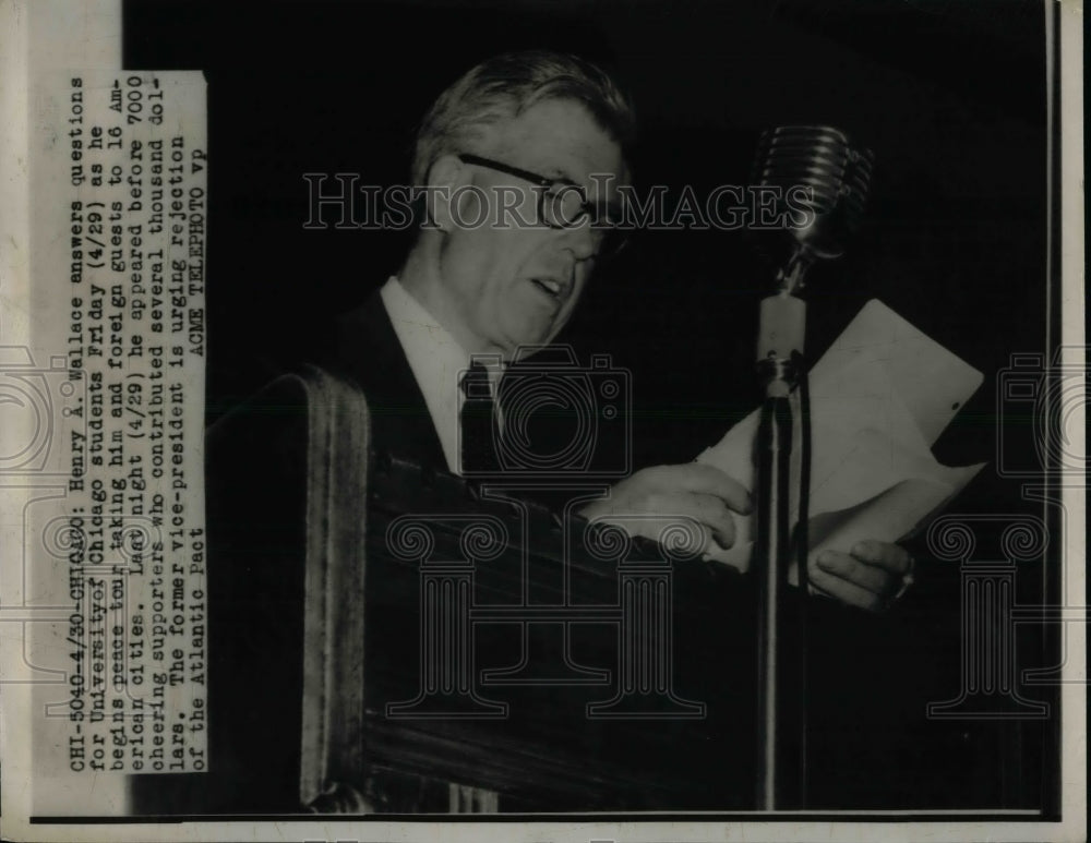 1949 Henry Wallace answers questions for Univ. of Chicago students - Historic Images