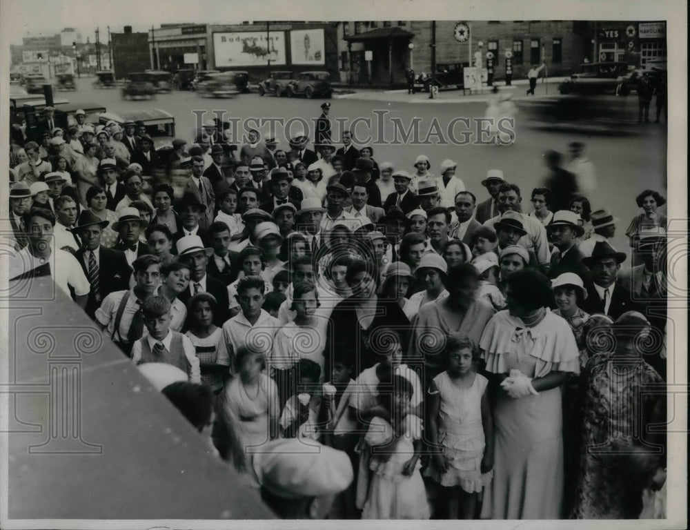 Press Photo Crowd in front of church - nea74950-Historic Images