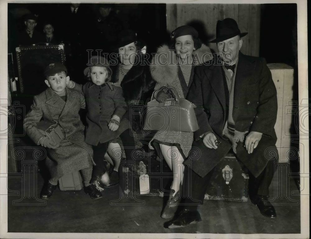 1939 Groups First Class Passengers of the British Liner Cameronia. - Historic Images