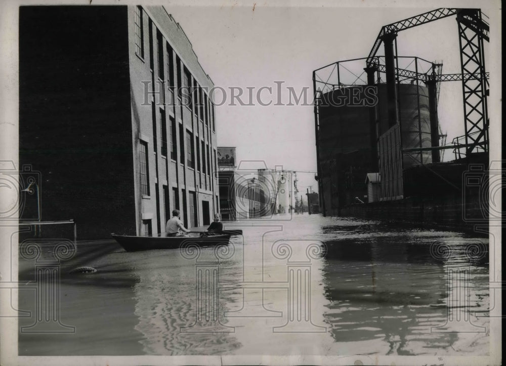 1938 Angry waters of the Connecticut River after hurricane - Historic Images