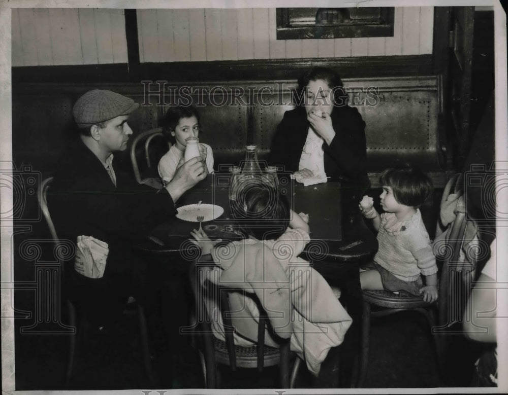 1938 Press Photo The Family of Nick Rogetti after flood - nea75002 - Historic Images