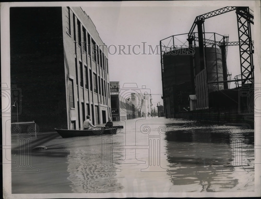 1938 Press Photo Two people navigating the flooded streets of Hartford Conn-Historic Images