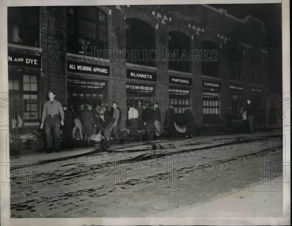1938 Press Photo Men erecting a dike for flood preparations - Historic Images