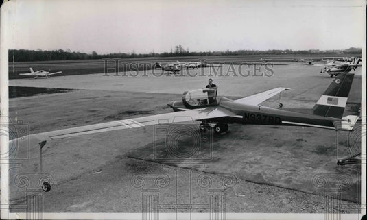 1967 Press Photo James Bebe & his round the world plane after landing - Historic Images