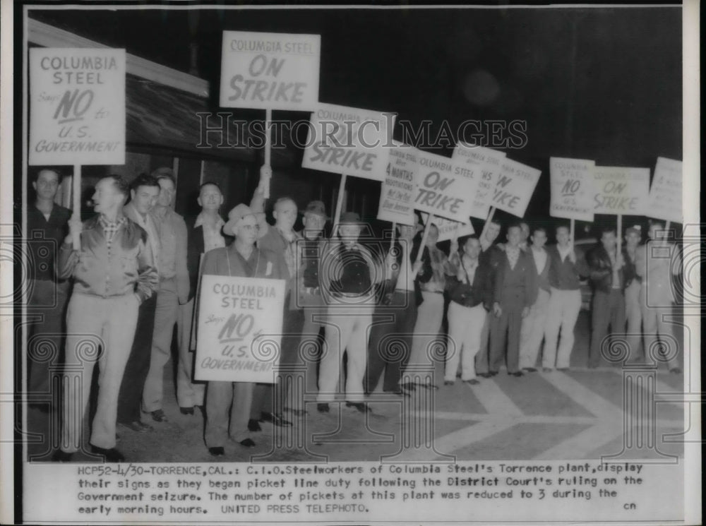 1952 Press Photo C.I.O. Steelworkers of Columbia Steel Torrence Plant Picket - Historic Images