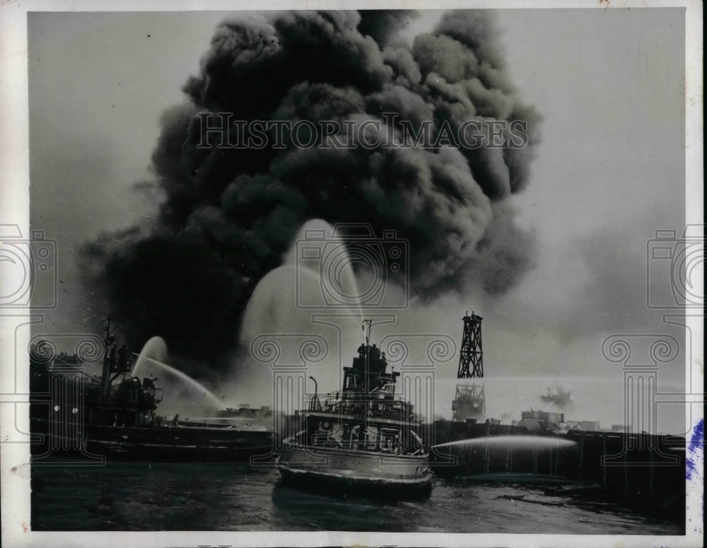 1945 Press Photo Fireboats in Harbor of Norfolk Tackle 2-Alarm Blaze - Historic Images