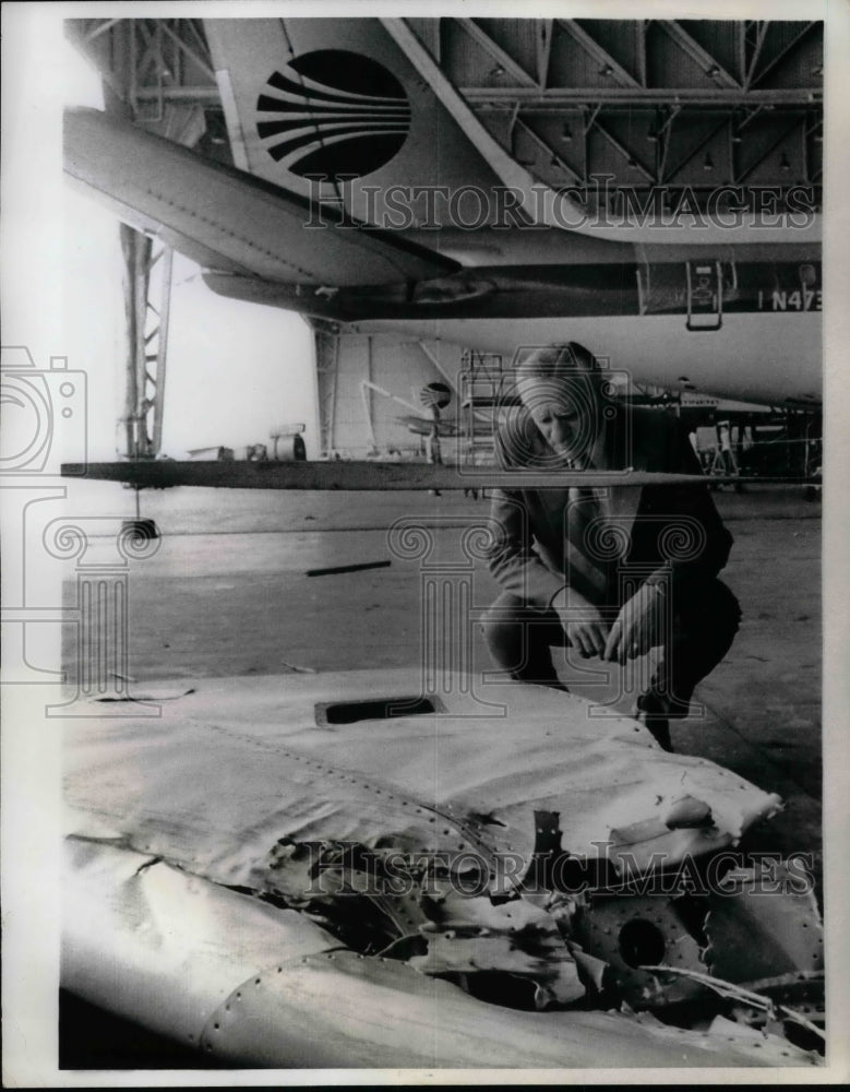 1971 Mike Konig Inspecting Part of Continental Airline 707 Wreckage - Historic Images
