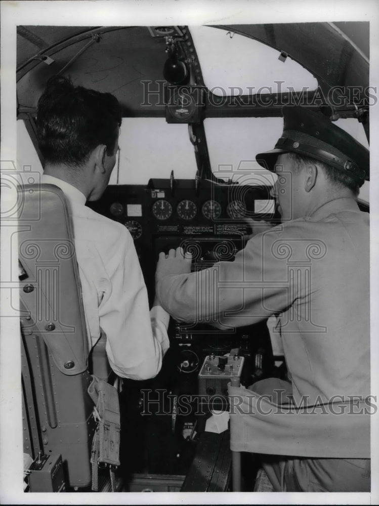1942 Press Photo Flying Lessons at Wayne County Airport Michigan - Historic Images