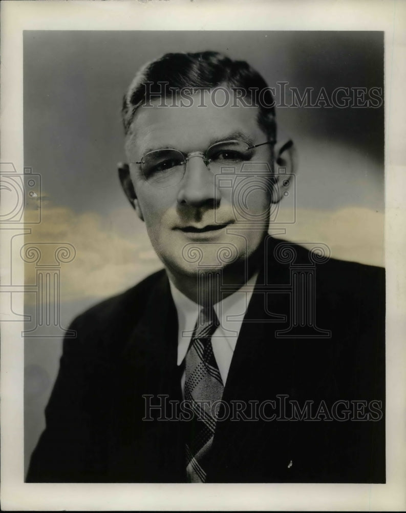 1943 Press Photo Joe Michael, instructor in Addressograph-Multigraph training - Historic Images