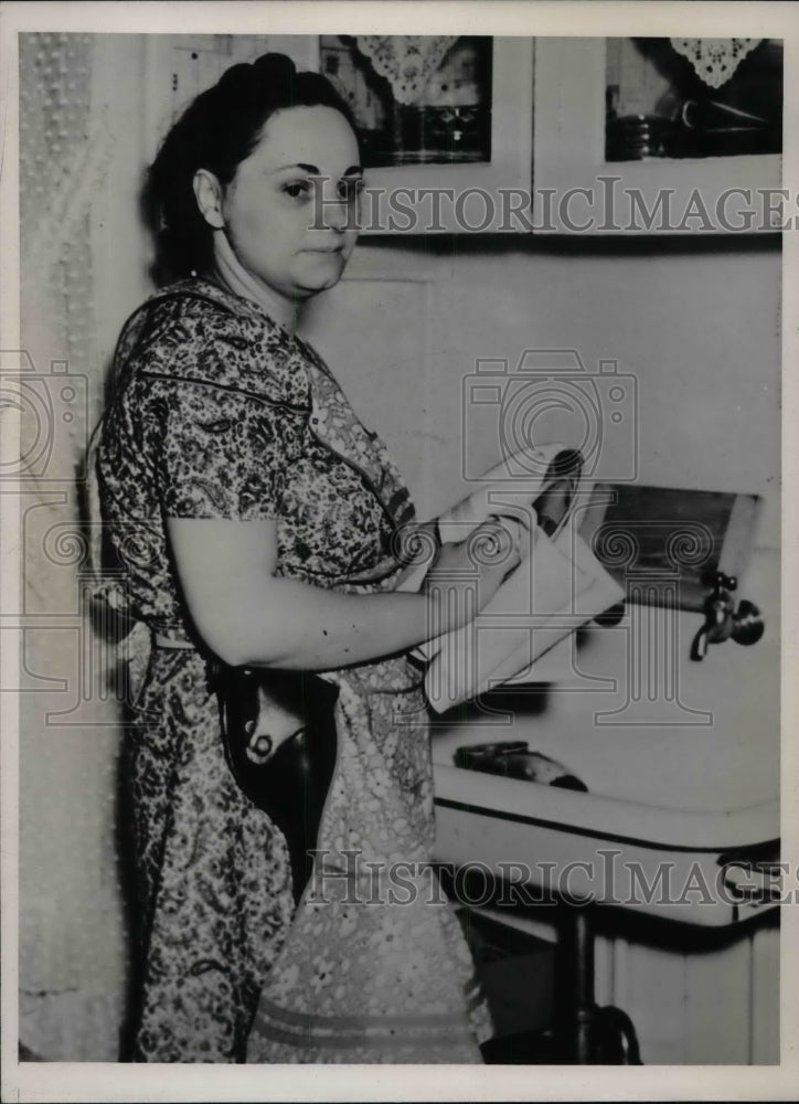 1940 Press Photo Mrs Johanna Youngm Cleveland, Ohio target of peeping tom - Historic Images