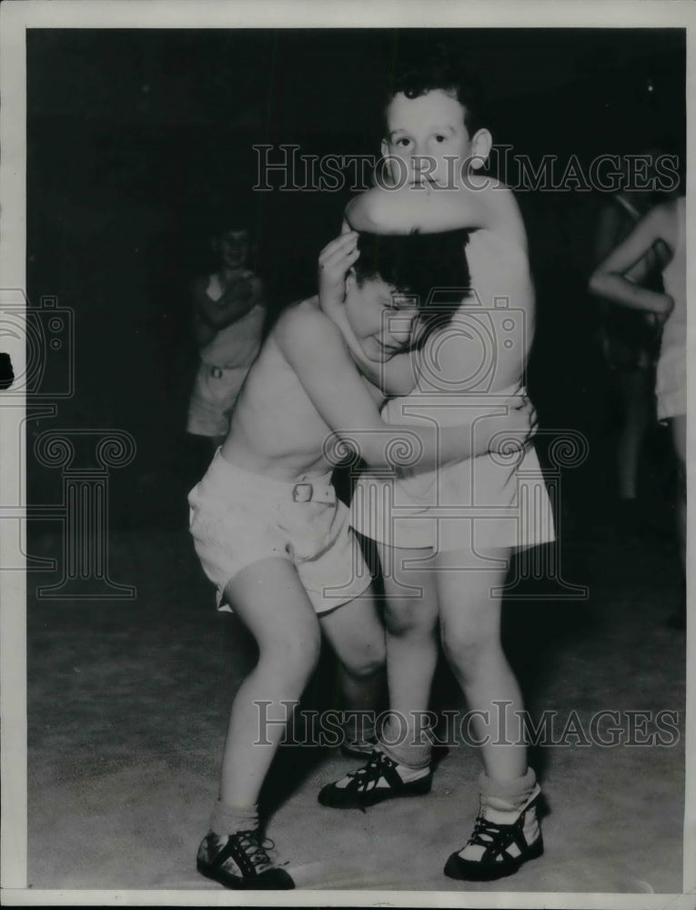 1934 Press Photo Sanford Baum &amp; Robert Heller, wrestling act - nea75189 - Historic Images