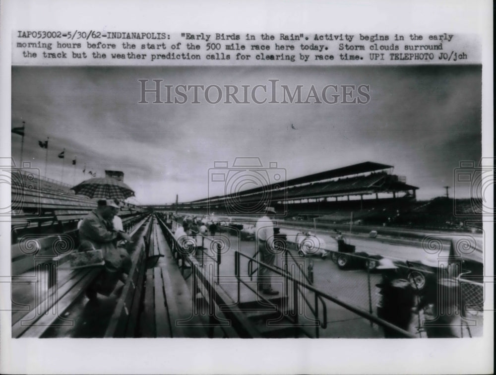 1962 Press Photo Hours before the start of the 500 mile race at Indianapolis - Historic Images
