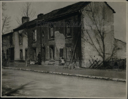 1920 Press Photo Major Henry du Bellet in front of wrecked houses of Rheims-Historic Images