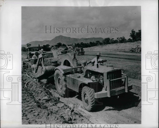 Press Photo Construction at Airetrip at Gal Oya Celylon - Historic Images