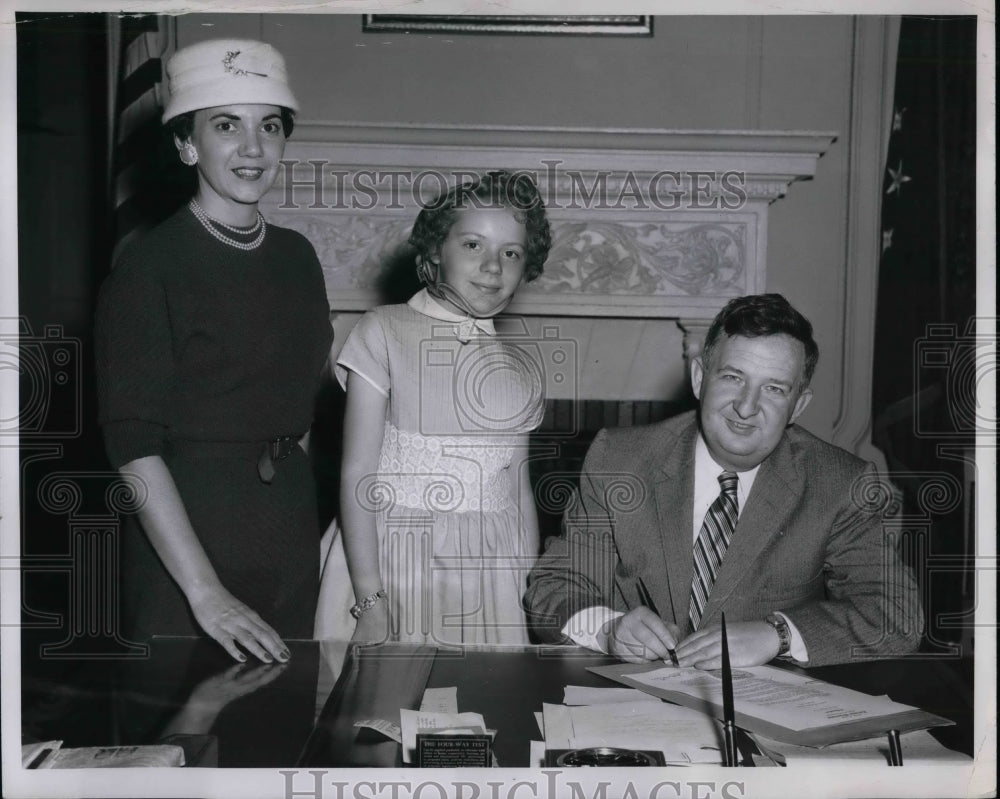 1957 Governor C. William O&#39;Neill Polio Drive Mrs. Doris Patterson - Historic Images