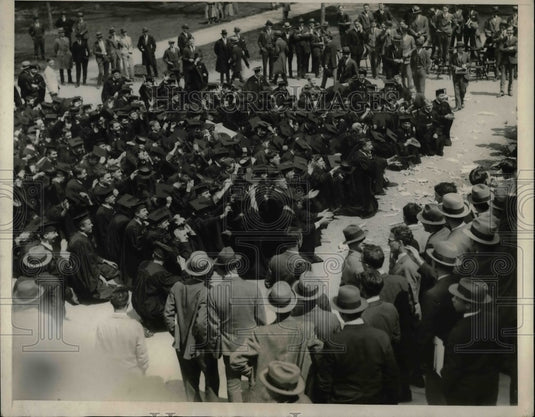 1925 Press Photo Harvard Seniors Beg Money for the Senior Picnic From Freshmen - Historic Images