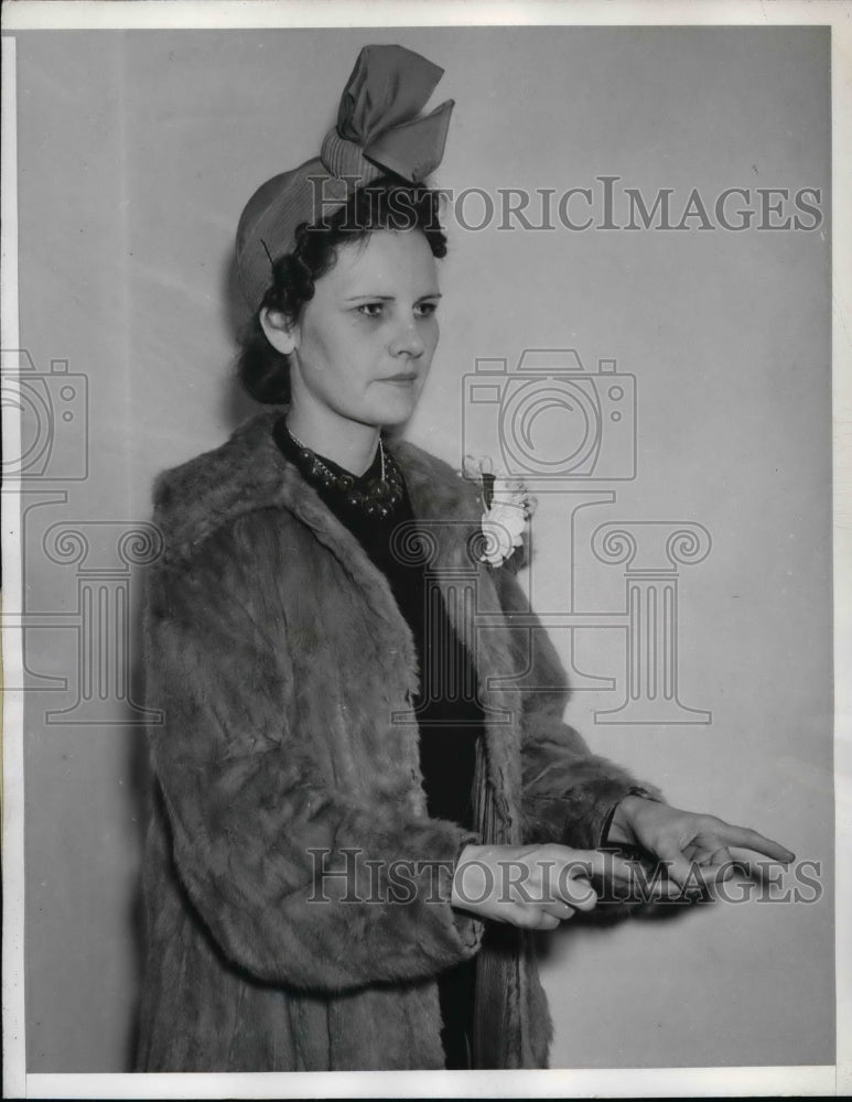 1940 Press Photo LA, Calif. Mrs Wlaine Huddle at court - nea75432 - Historic Images