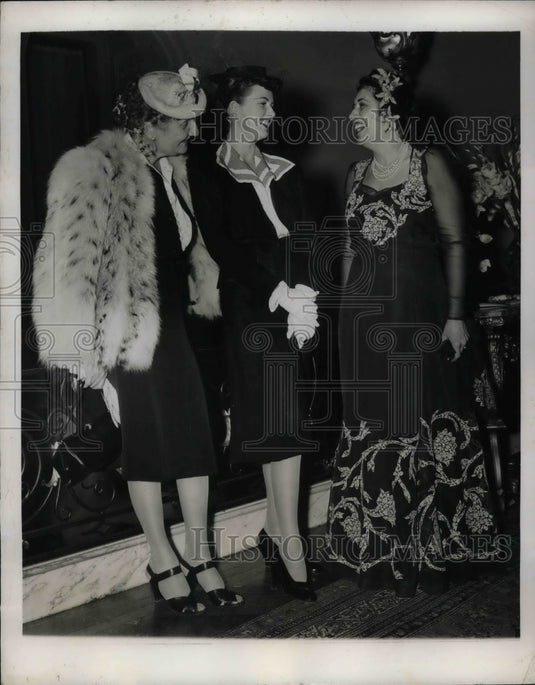 1941 Press Photo Senora Carlos Martins Inspects Suit at Demonstration in Brazil - Historic Images