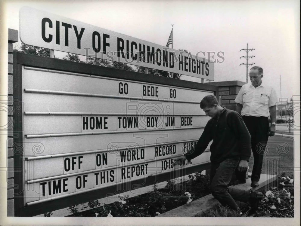 1967 Press Photo City of Richmond Heights Sign Michael DeSan Alan Bernader - Historic Images