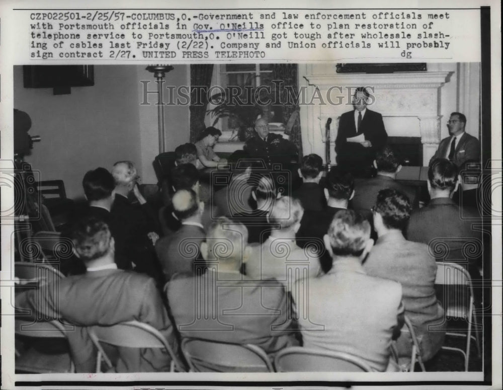 1957 Press Photo Government &amp; Police Officials Meet With Officials Of Portsmouth - Historic Images