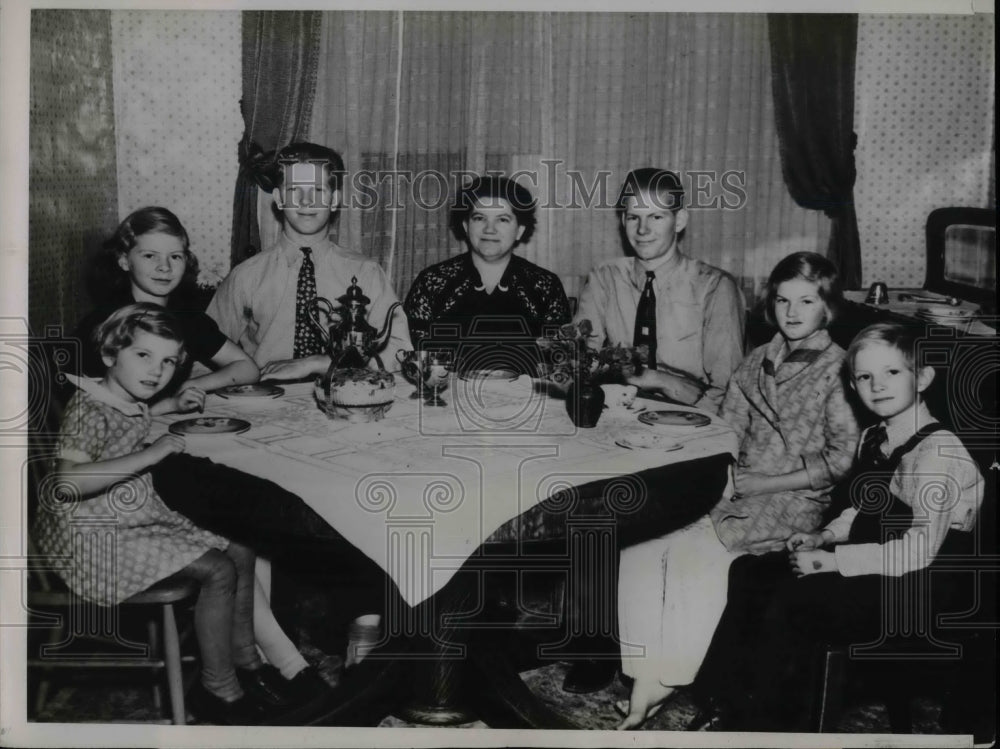 1937 Mrs Katherine Quist Omaha Nebraska With Six Children Births - Historic Images