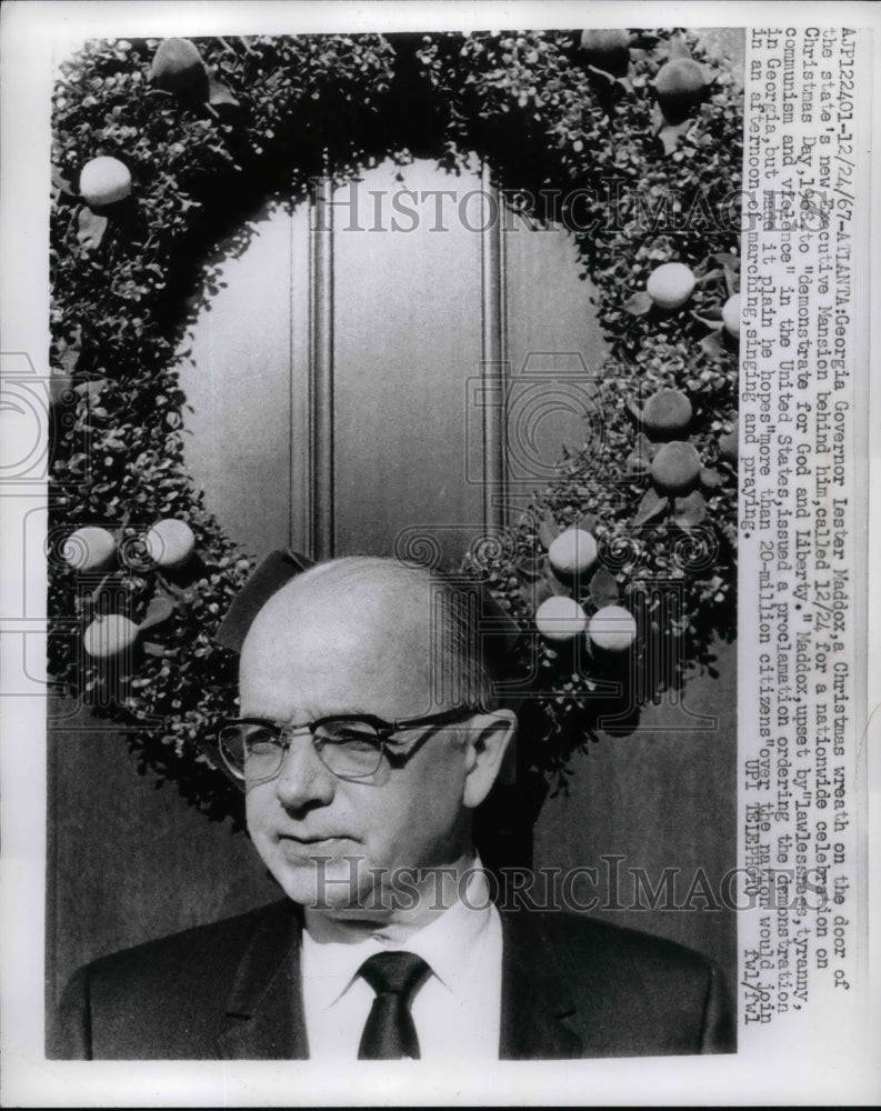 1968 Press Photo Georgia Governor Lester Maddox Christmas Wreath - nea75755 - Historic Images
