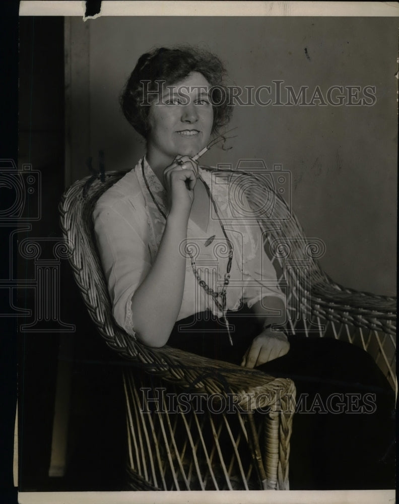 1922 Winifred Wills Modeling Cigarette Radio Receiver at Radio Show - Historic Images