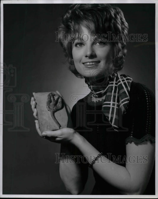 1969 Press Photo Sandy Lounsbury New York Hallmark Gallery Sea Lily - nea75885 - Historic Images