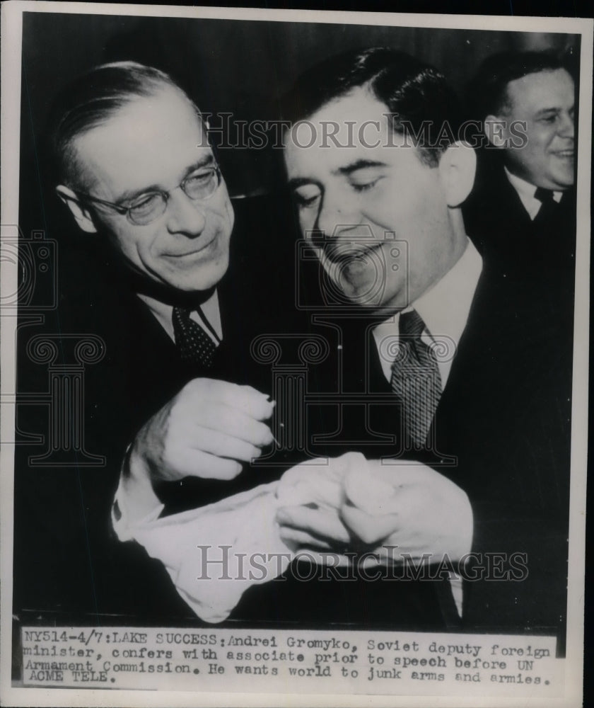 1947 Press Photo Soviet Deputy Andrei Gromyko Conferring with Associate-Historic Images