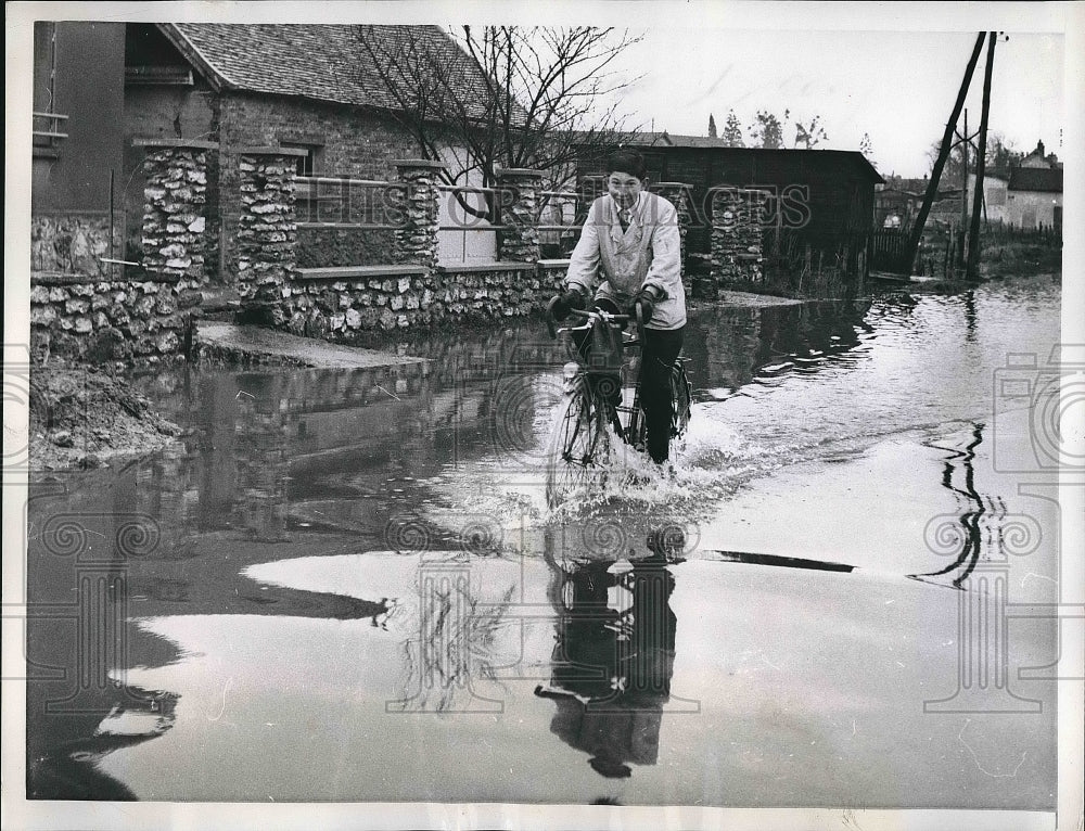 1958 France Cyclist Coulommyers River Flooding  - Historic Images