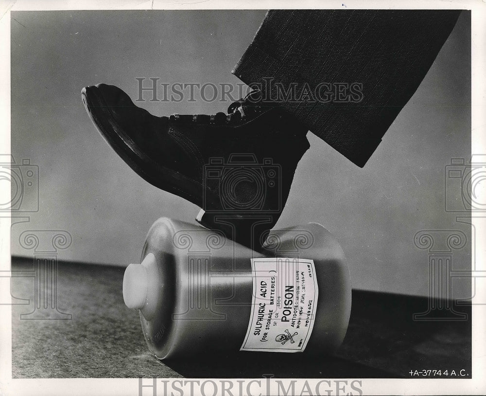 1950 Press Photo Air Material Poison Experiment Military Lab - nea76035 - Historic Images