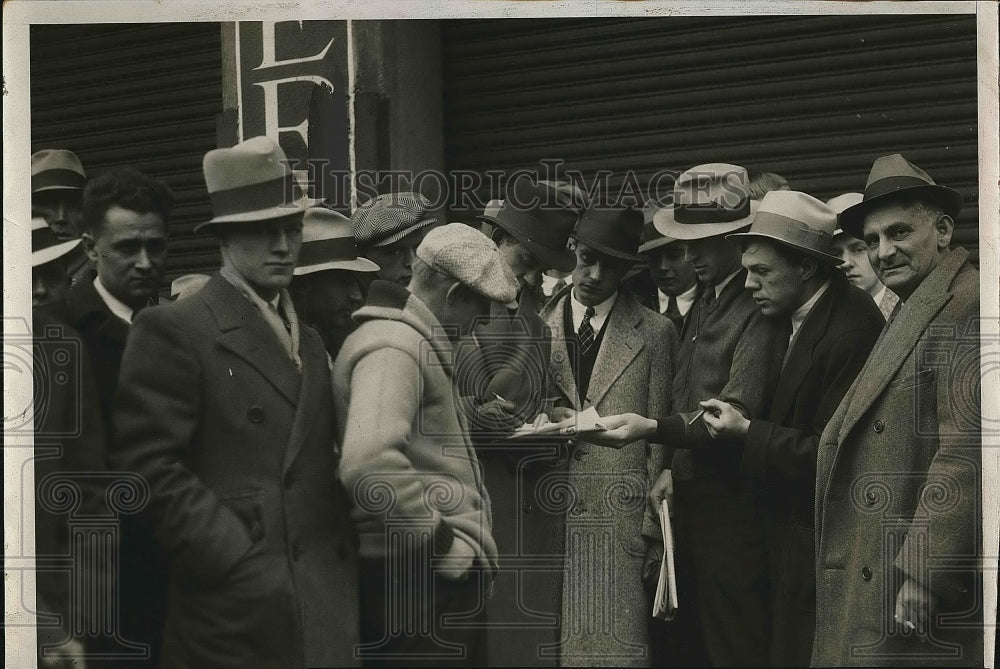 1934 A And P Store People Gathering Outside Stock Exchange - Historic Images