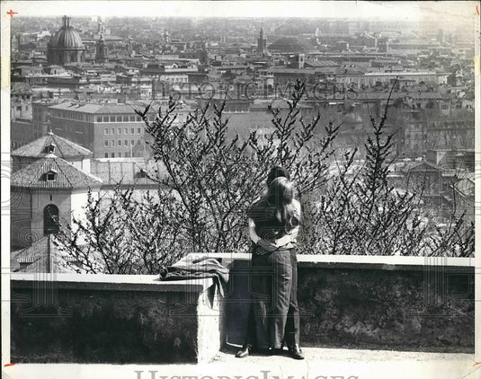 1972 Press Photo Couples during Spring time in Rome Italy. - Historic Images