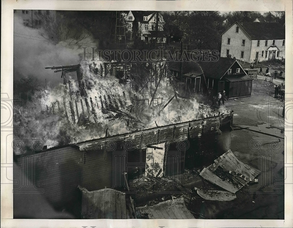 1946 Press Photo Two Bungalows &amp; Four Stores Burning To The Ground In Bay Shore - Historic Images